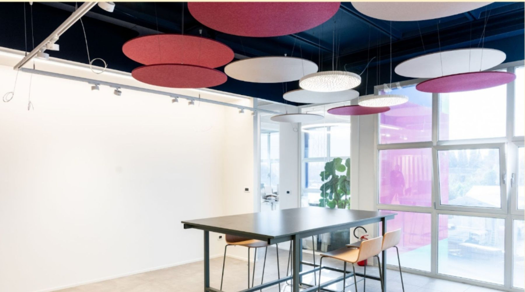 Pannelli fonoassorbenti Ecocero integrati a sistemi di illuminazione Artemide progettati per Colorificio Cappelli