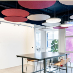 Pannelli fonoassorbenti Ecocero integrati a sistemi di illuminazione Artemide progettati per Colorificio Cappelli