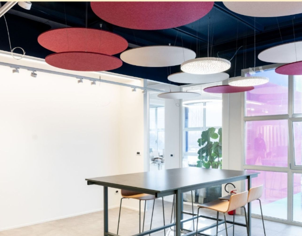 Pannelli fonoassorbenti Ecocero integrati a sistemi di illuminazione Artemide progettati per Colorificio Cappelli
