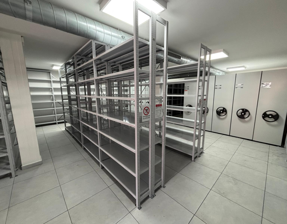 SCAFFALATURE ZINCATE A PIANI E SISTEMI COMPATTABILI PER MAGAZZINO