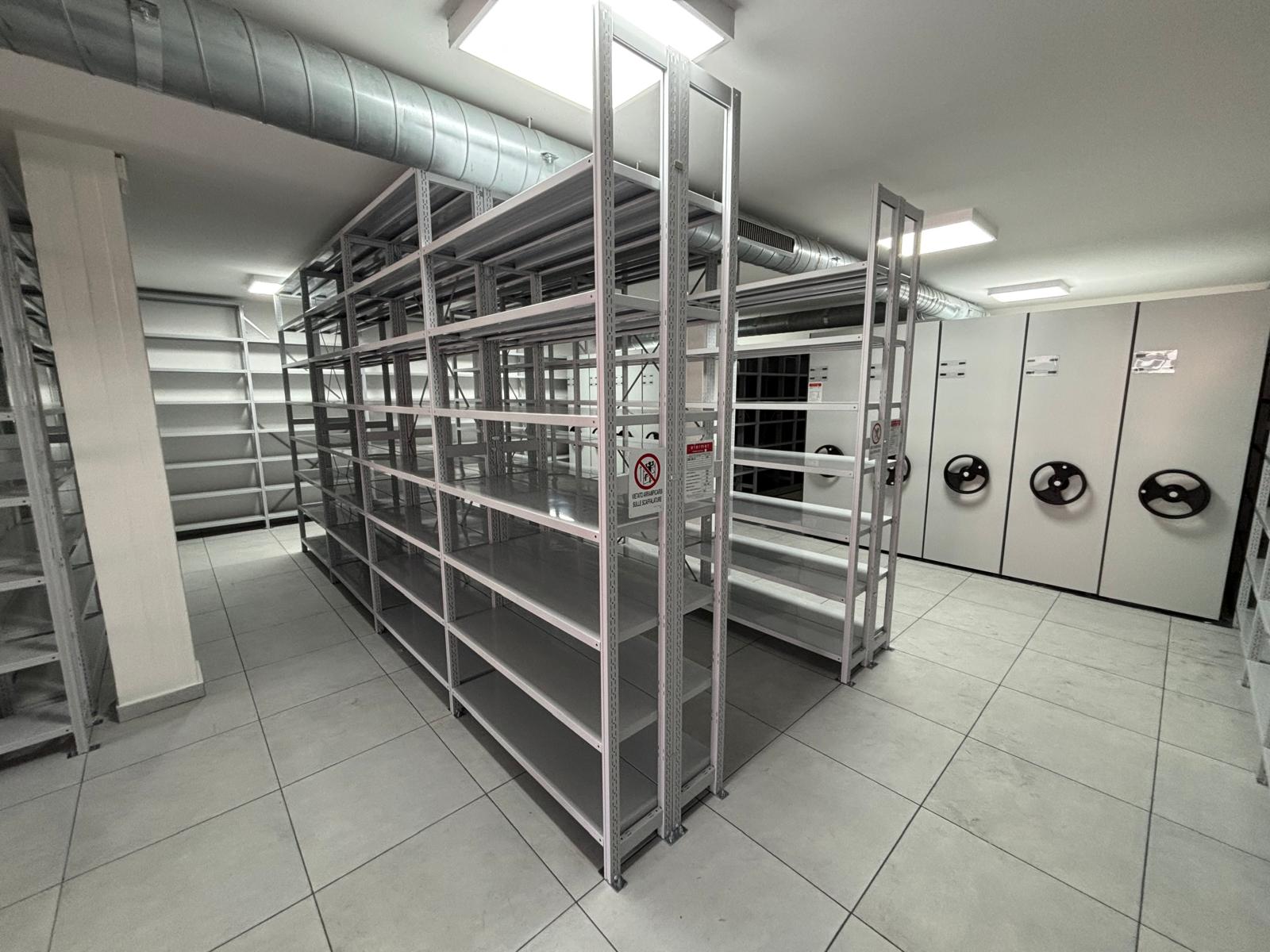 SCAFFALATURE ZINCATE A PIANI E SISTEMI COMPATTABILI PER MAGAZZINO
