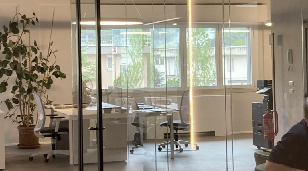 Progettare un ufficio con pareti vetrate